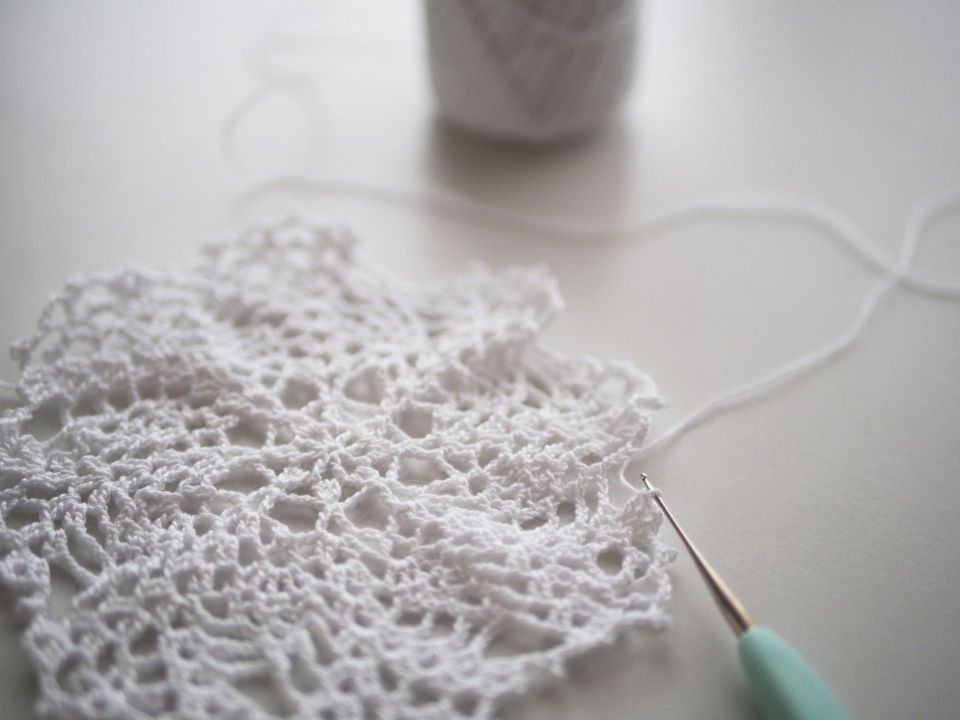 クラスTシャツが紡ぐ団結と思い出と創造性が交差する学園イベントの風景